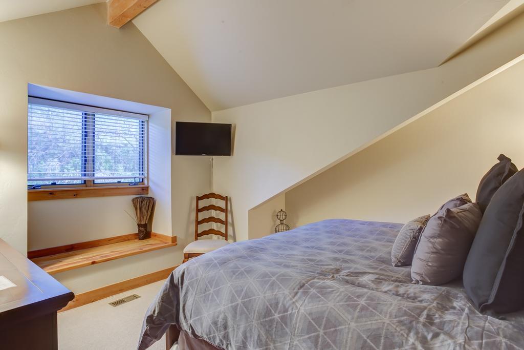 Portico Villa Park City Room photo