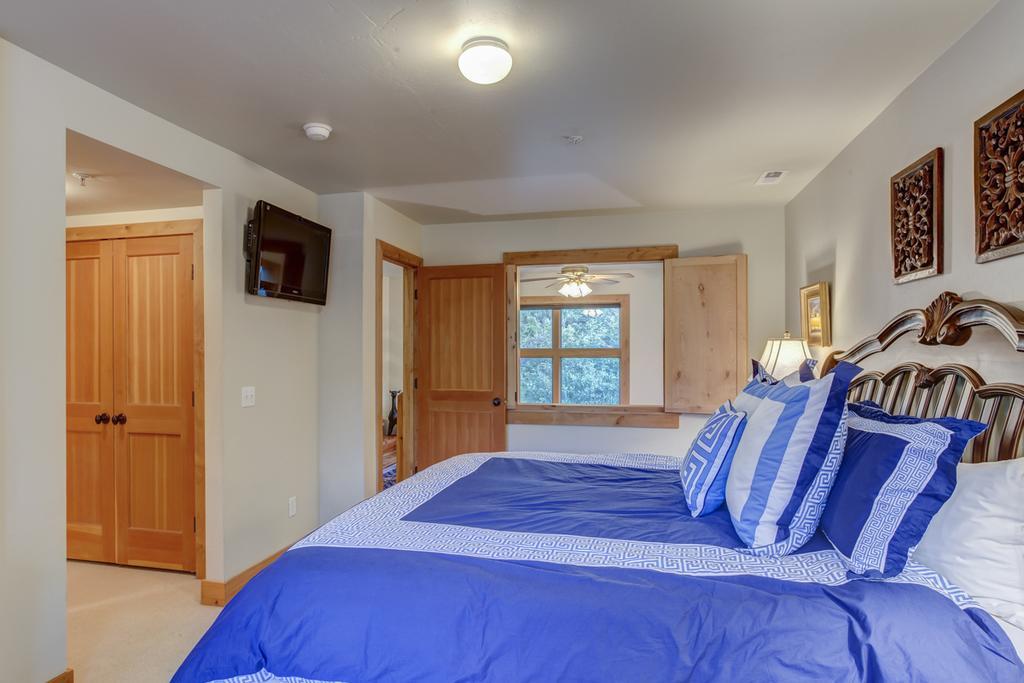 Portico Villa Park City Room photo