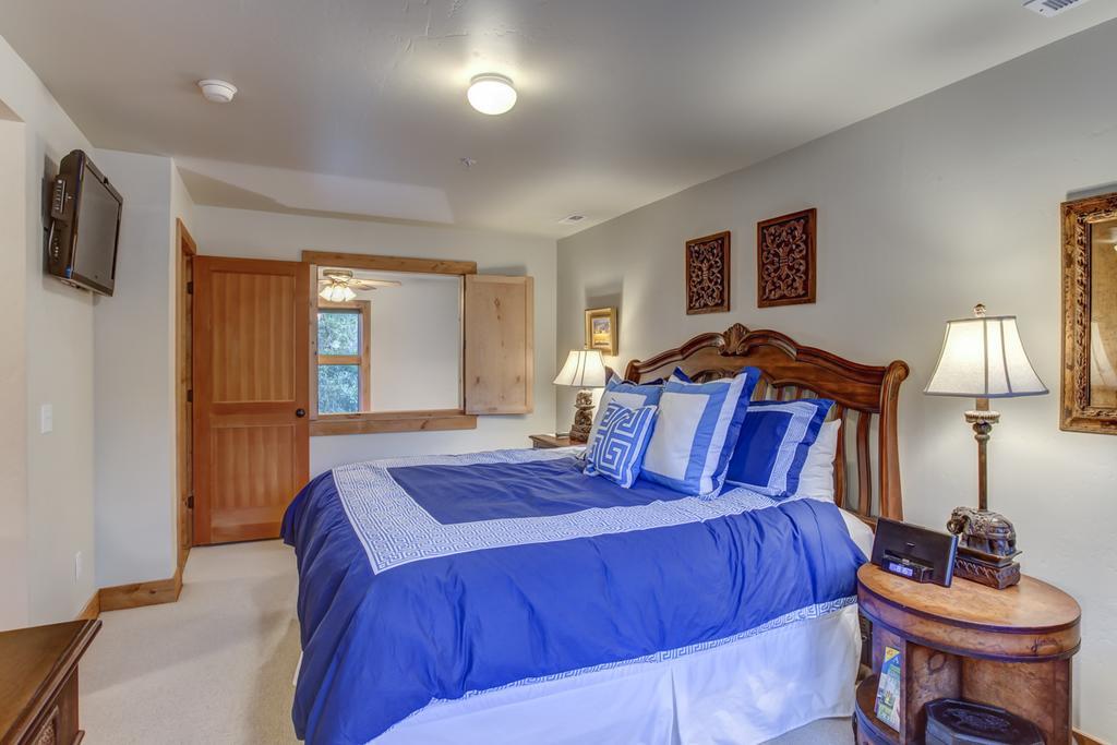 Portico Villa Park City Room photo