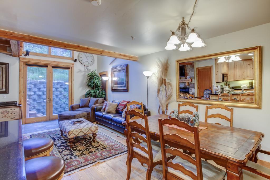 Portico Villa Park City Room photo