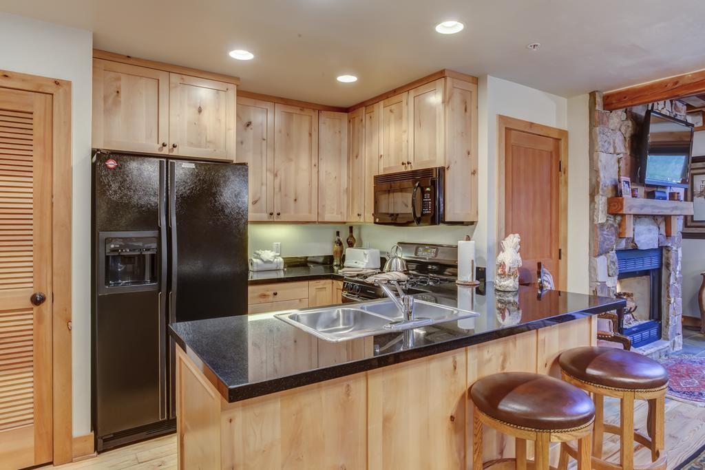 Portico Villa Park City Room photo