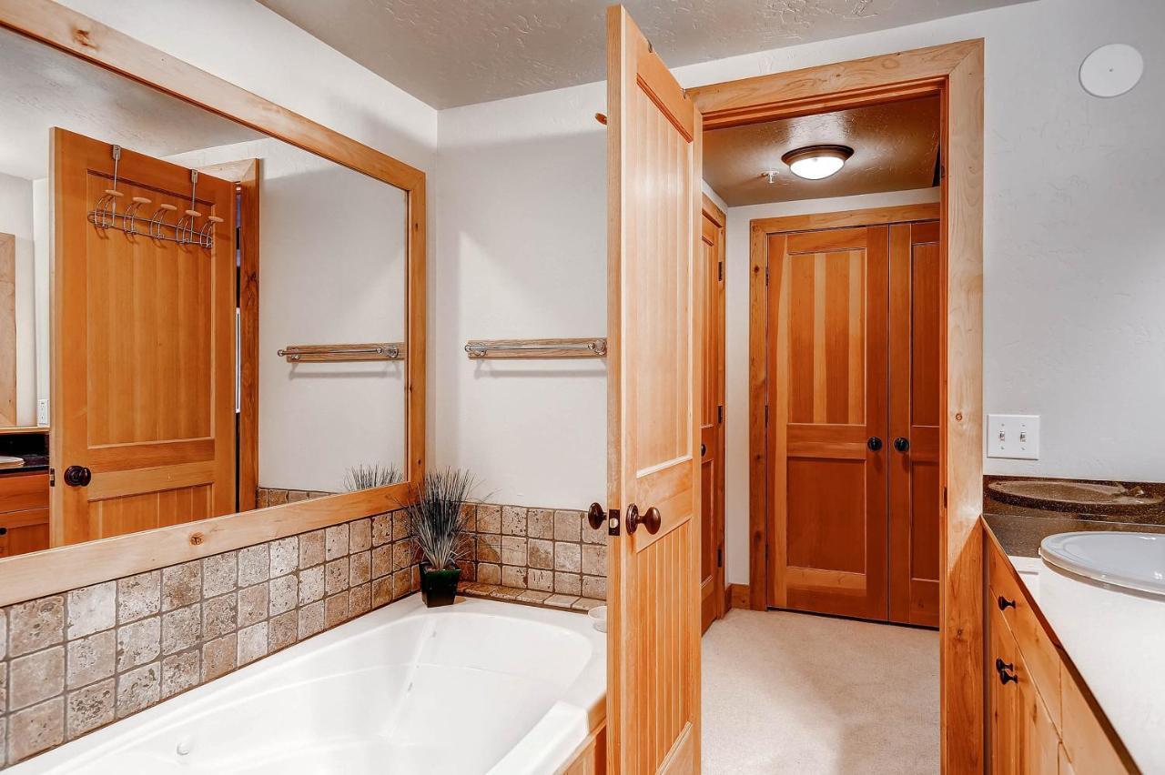 Portico Villa Park City Room photo