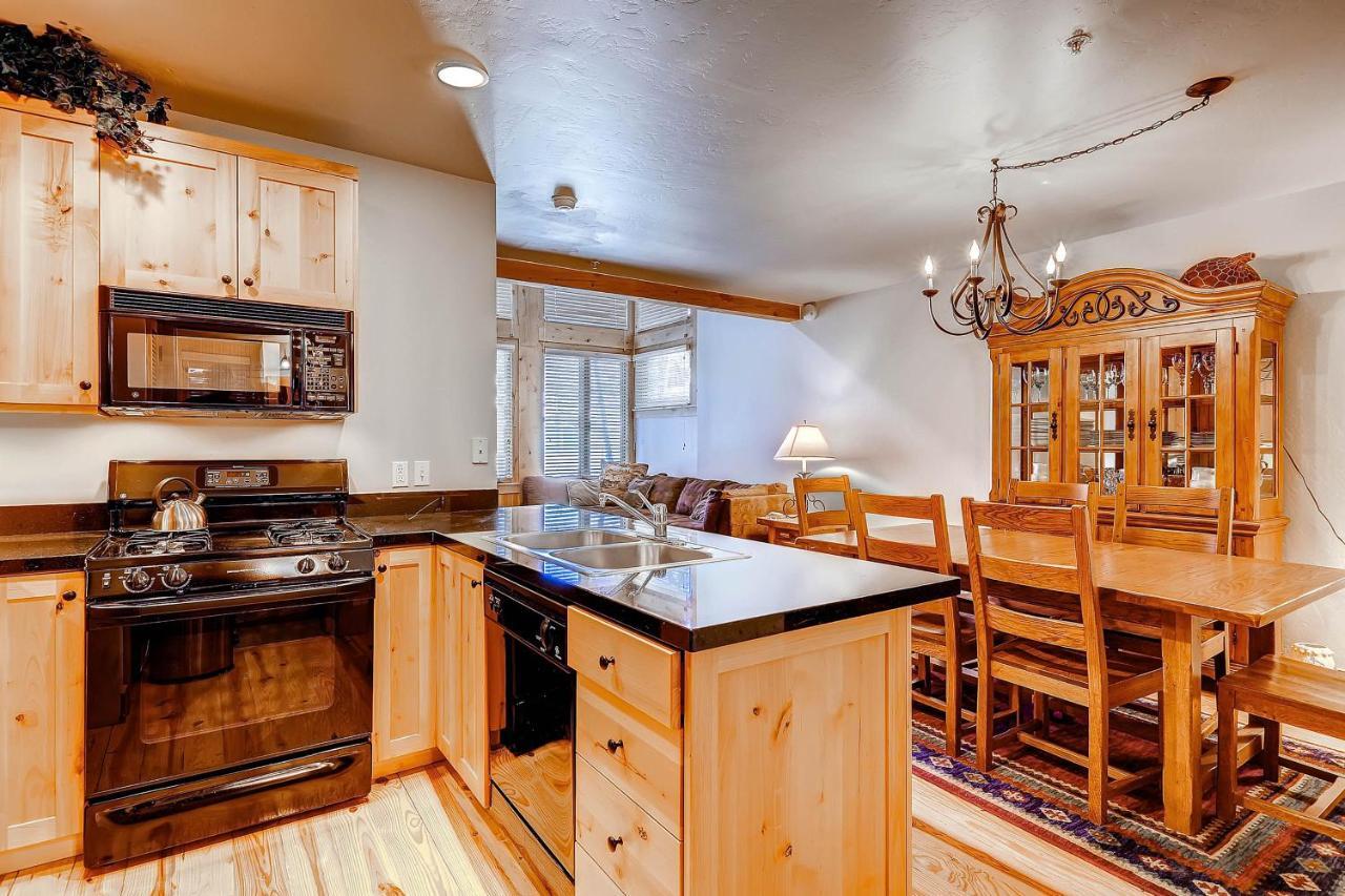 Portico Villa Park City Room photo